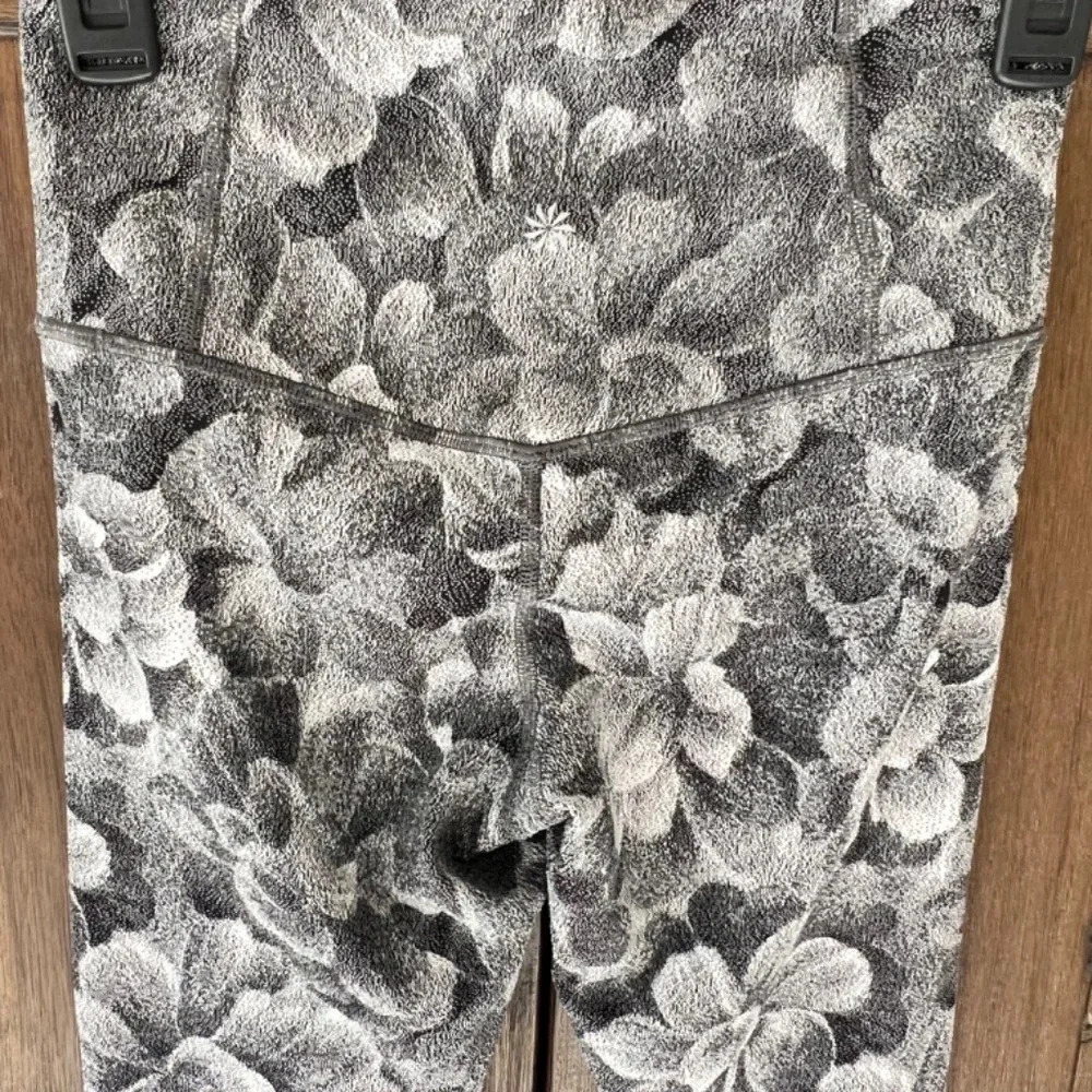 Athleta Elation Textured Tight Chakra Floral Black/Seasalt Size XS - Picture 4 of 8